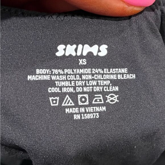 Skims Fits Everybody Long Sleeve Low Back Bodysuit Wide Scoop Neck Onyx XS
BNWT - Picture 4 of 5